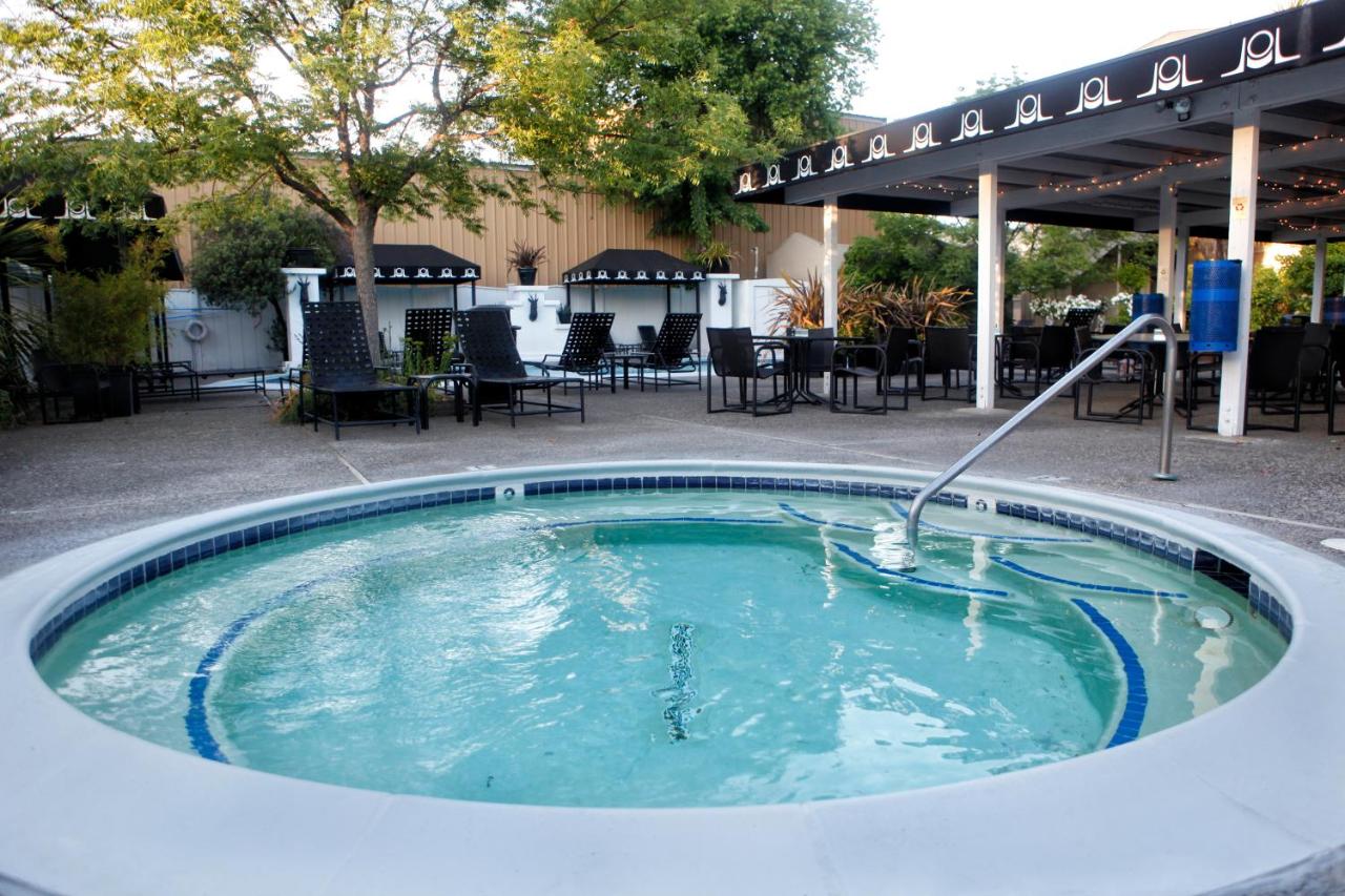 Heated swimming pool: Mount View Hotel & Spa