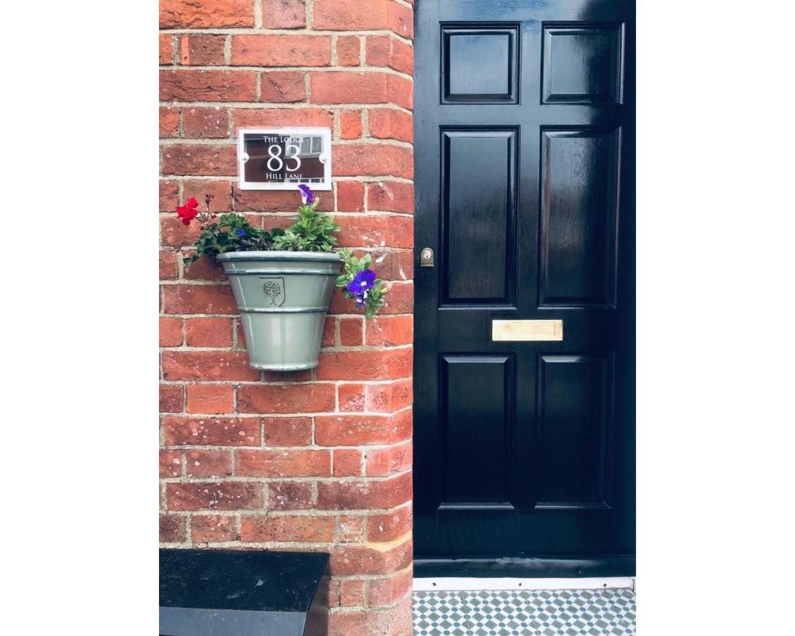 {{ hotelInfo.altText }}