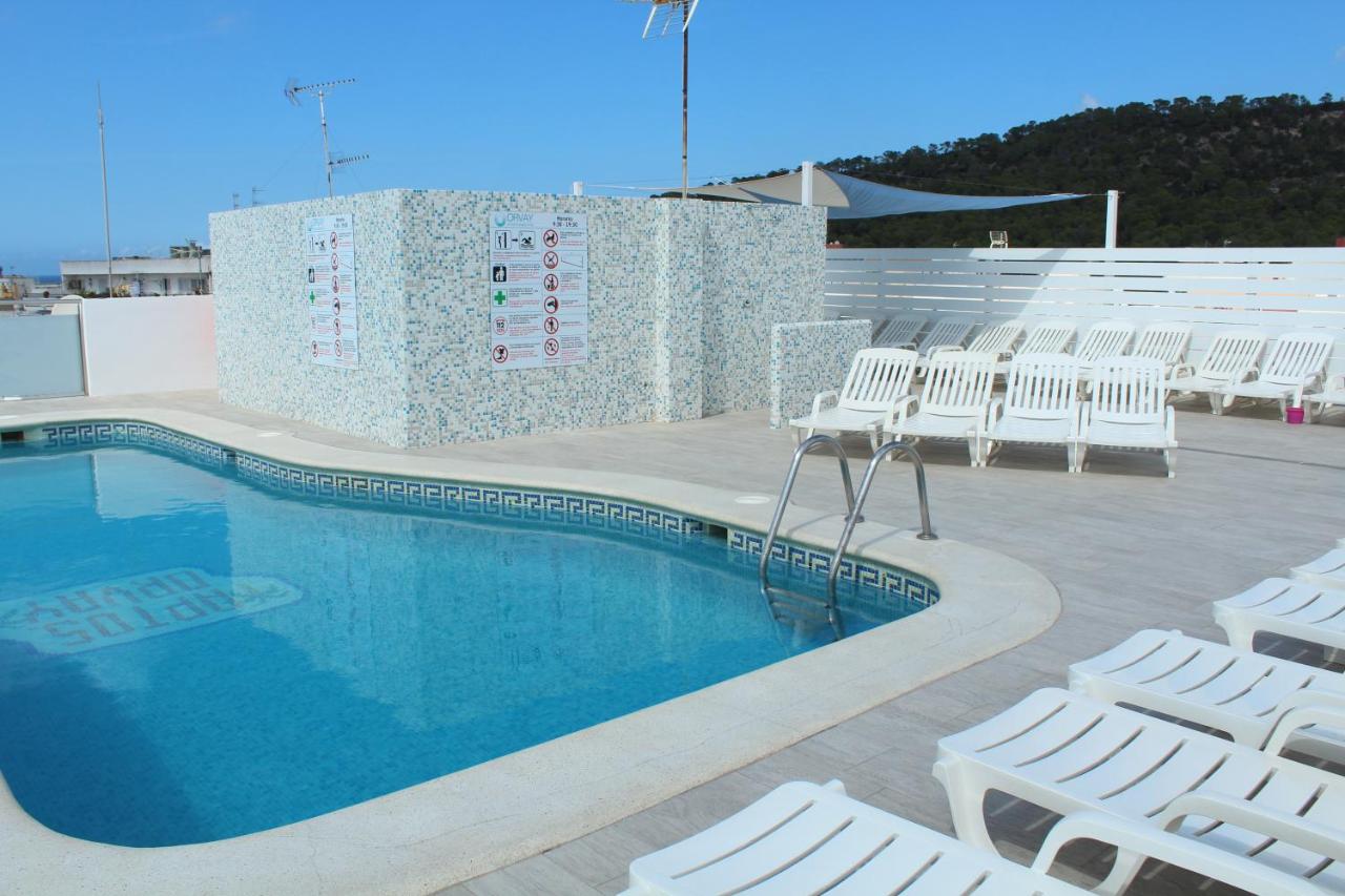 Rooftop swimming pool: Apartamentos Orvay
