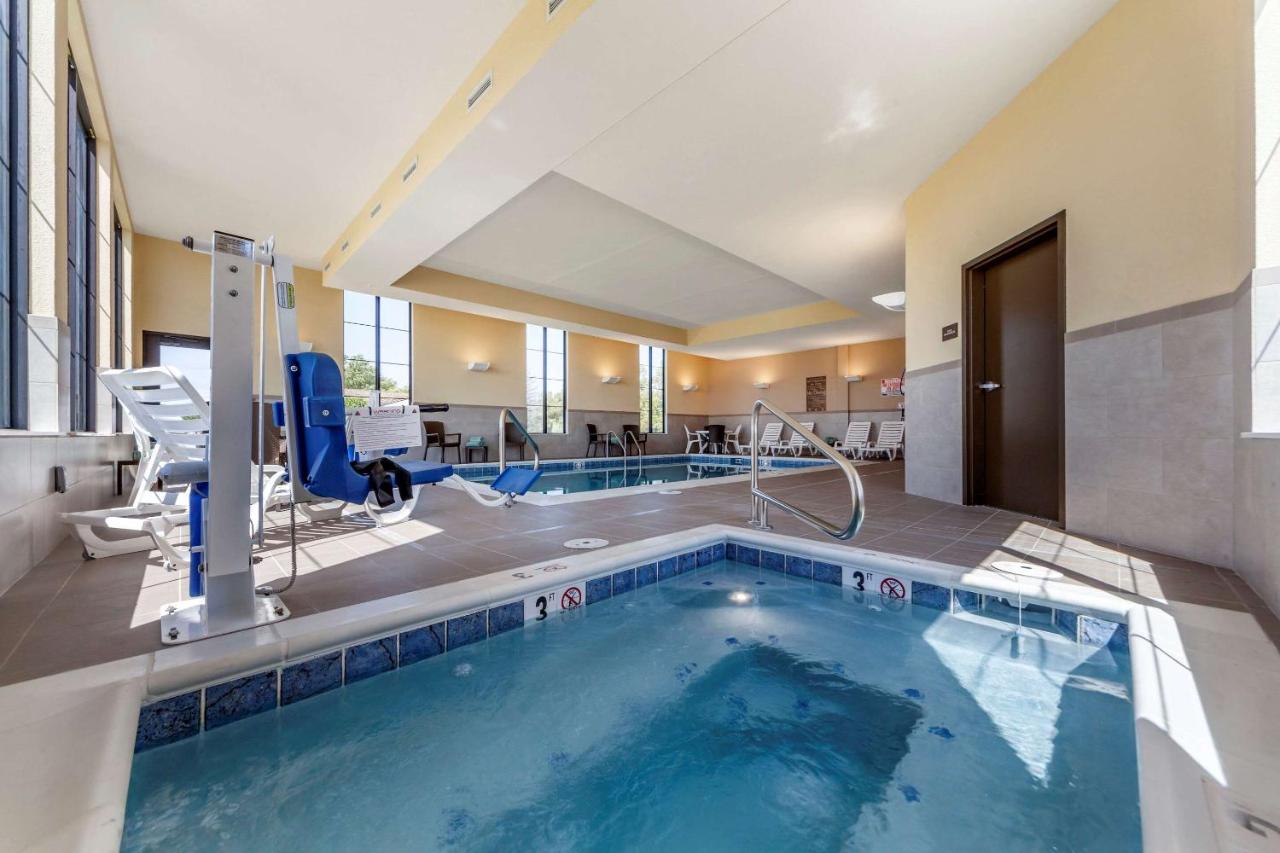 Heated swimming pool: Comfort Suites Grand Island