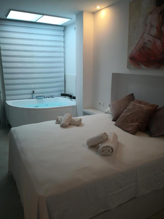 Dormitorio de Blue Horizon con la bañera de hidromasaje al fondo