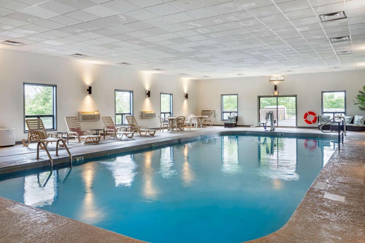 Heated swimming pool: Quality Inn Saint Robert - Ft. Leonard Wood