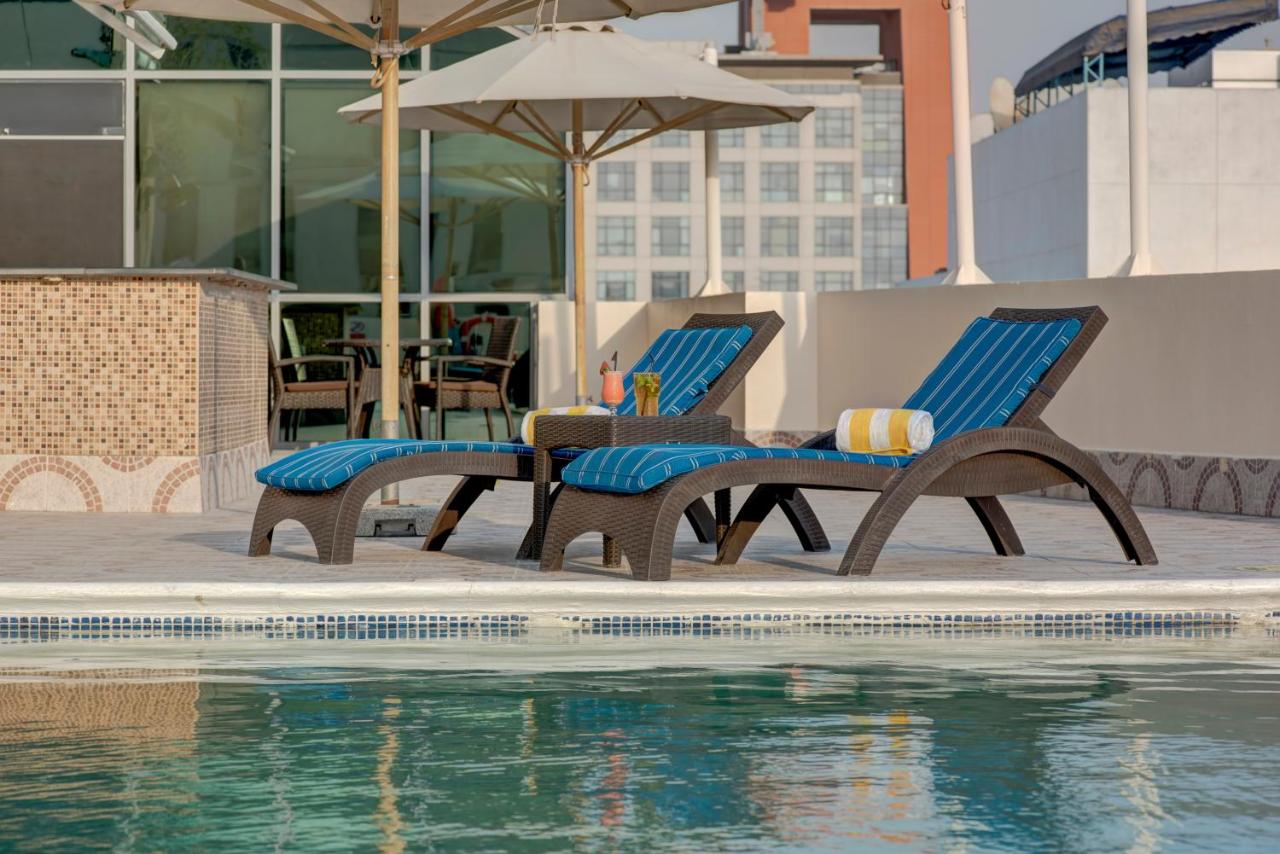 Rooftop swimming pool: Howard Johnson Plaza by Wyndham Dubai Deira