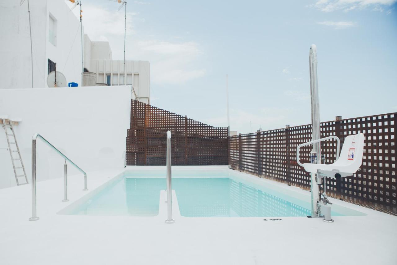 Rooftop swimming pool: ISA Valenzuela