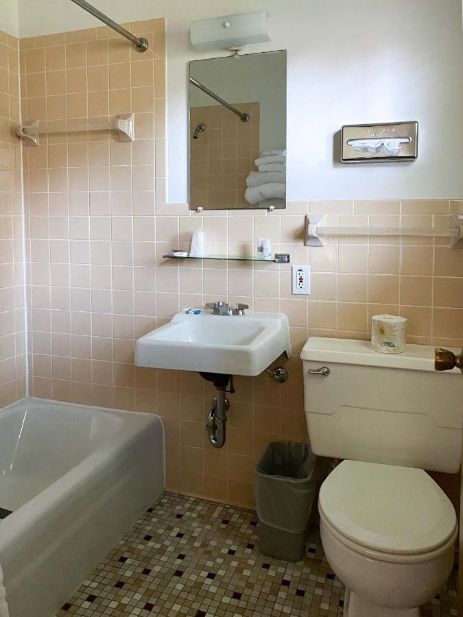 The River Hills Motel - Algoma, WI - Near Door County — photo 19