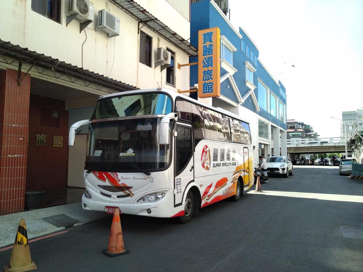 Bạn có thể di chuyển tới bến xe buýt Cishan Bus Transfer Station rồi đi bộ một tí là tới.