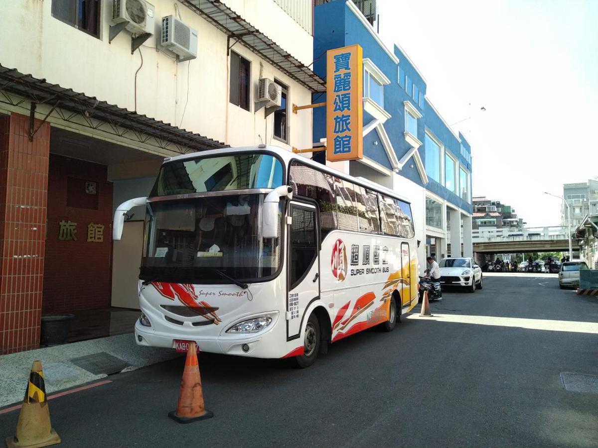 Bạn có thể di chuyển tới bến xe buýt Cishan Bus Transfer Station rồi đi bộ một tí là tới. 