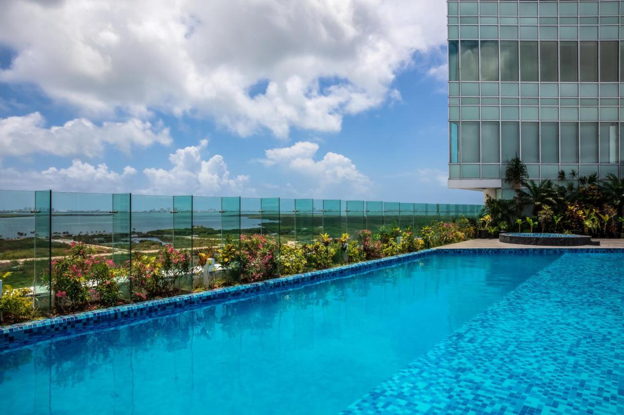 Rooftop swimming pool: Fiesta Inn Cancun Las Americas