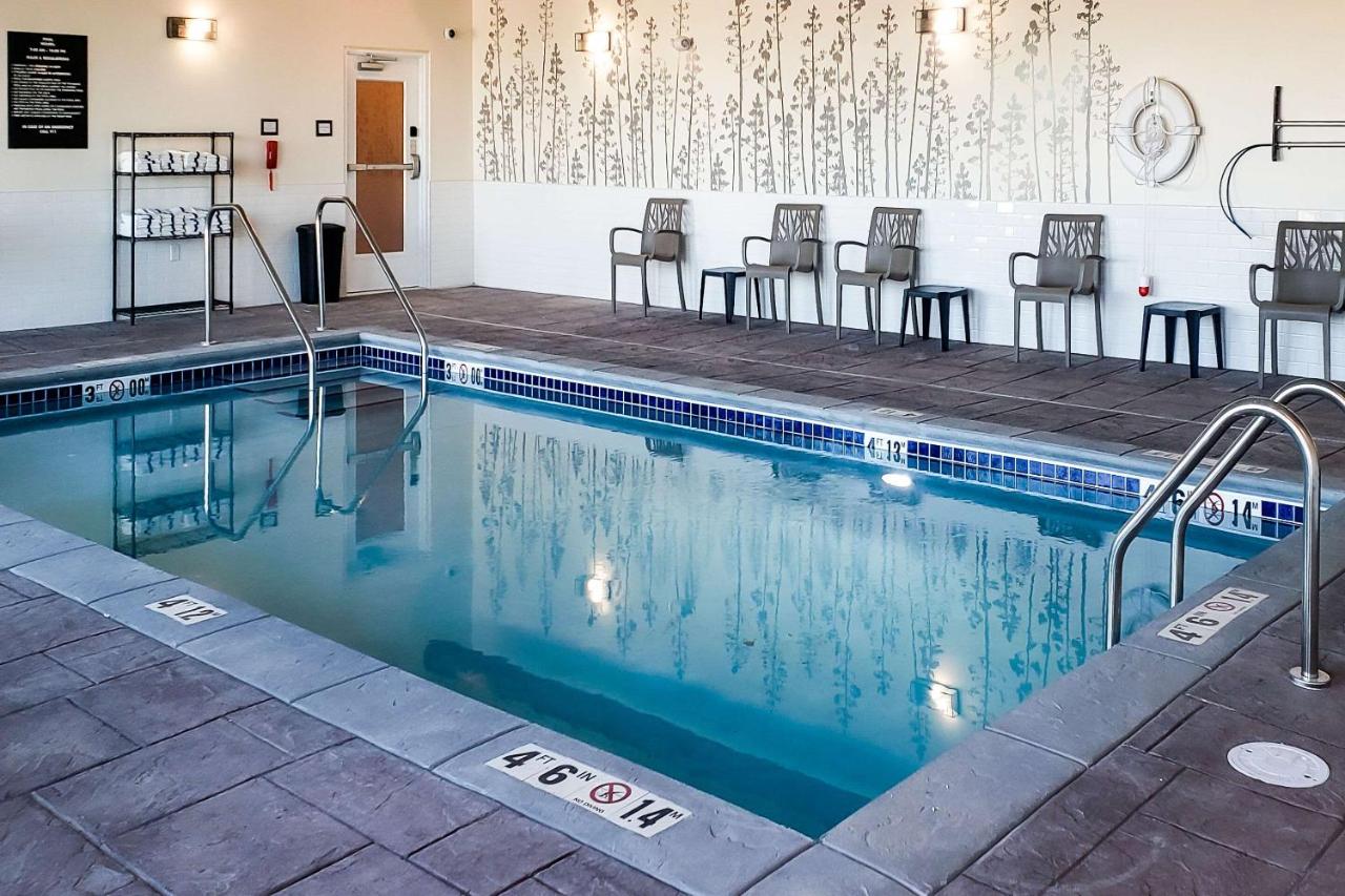 Heated swimming pool: Sleep Inn Waukee-West Des Moines