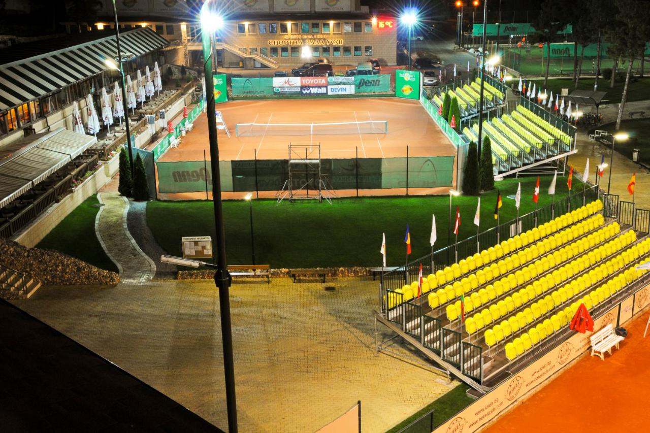 Tennis court: Park Hotel Izida