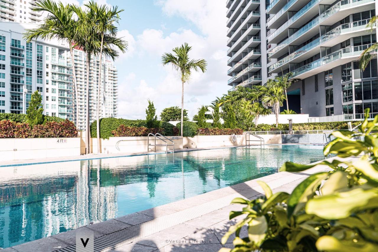 Rooftop swimming pool: Conrad Miami Suites by SEVEN