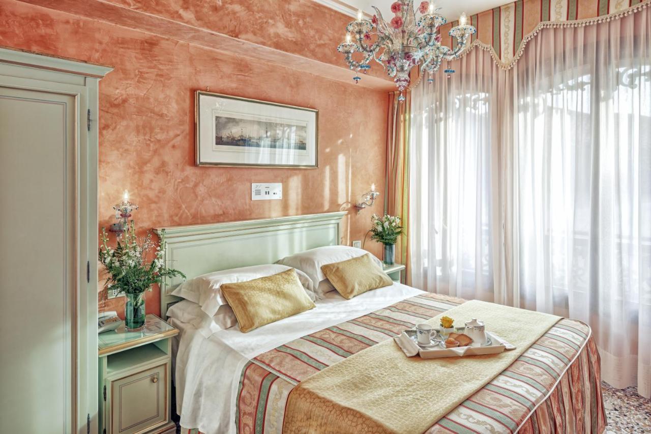 Hotel Firenze in Venice - Experience the heart of Venice from our historic rooftop terrace.