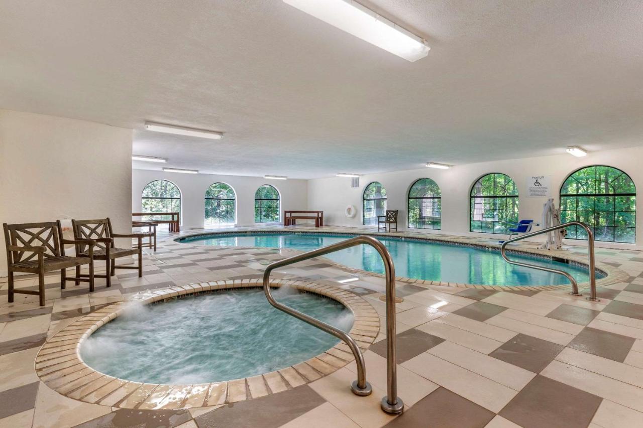 Heated swimming pool: Comfort Suites Lufkin