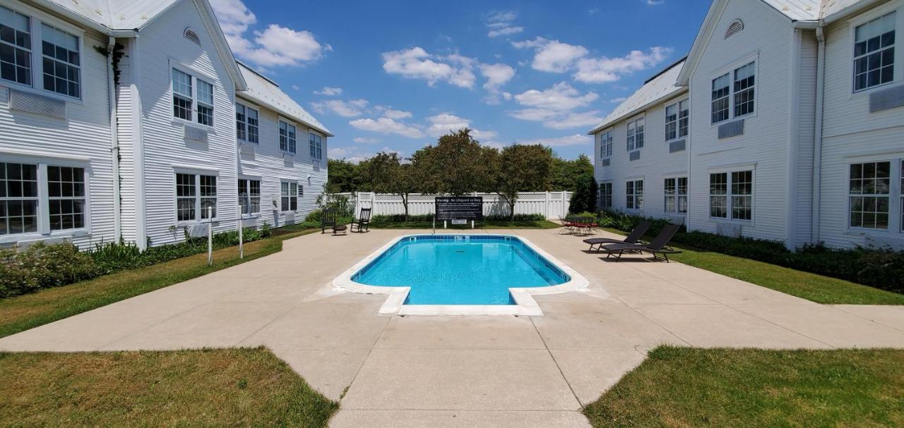 Heated swimming pool: Amish Inn