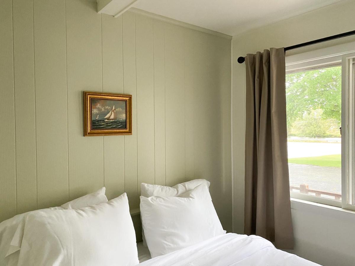 The River Hills Motel - Algoma, WI - Near Door County — photo 10