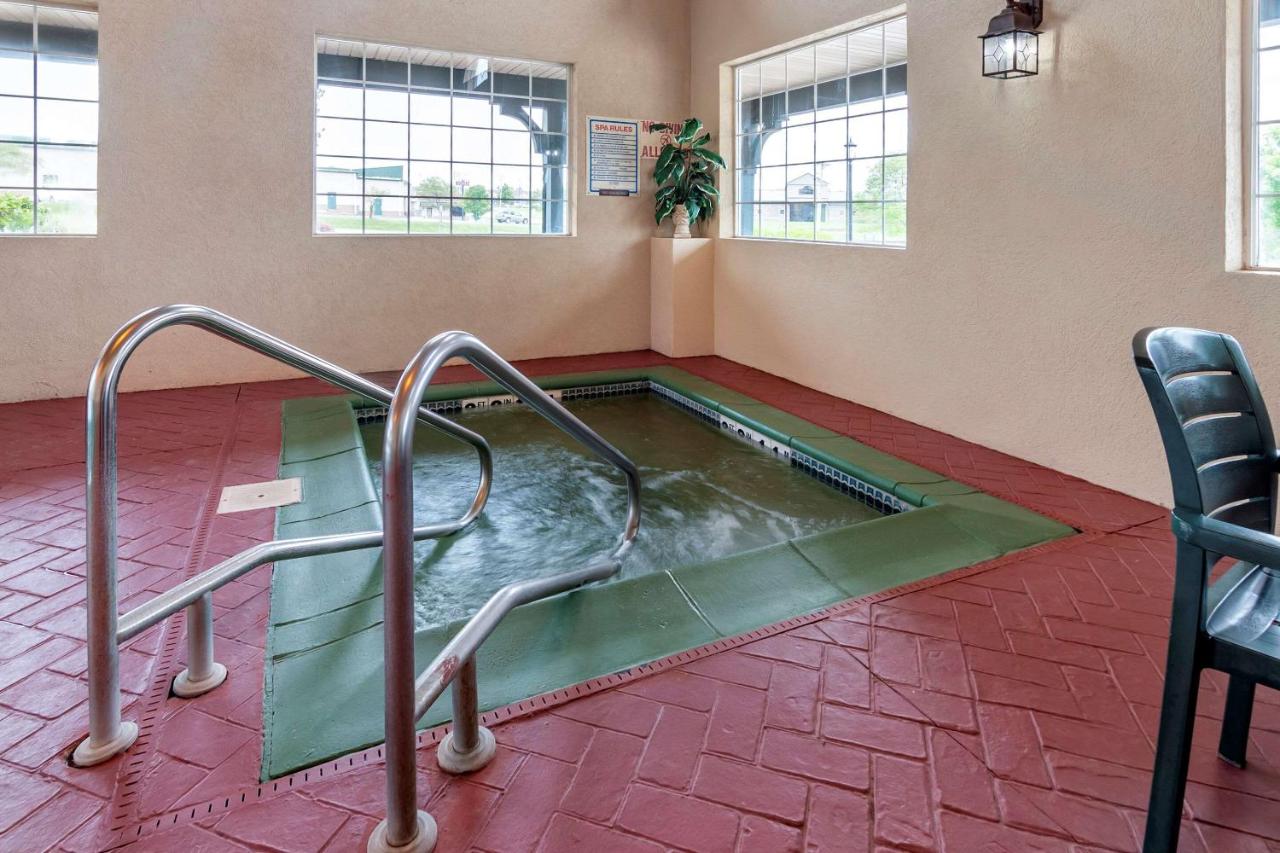 Heated swimming pool: Comfort Inn Warrensburg Station