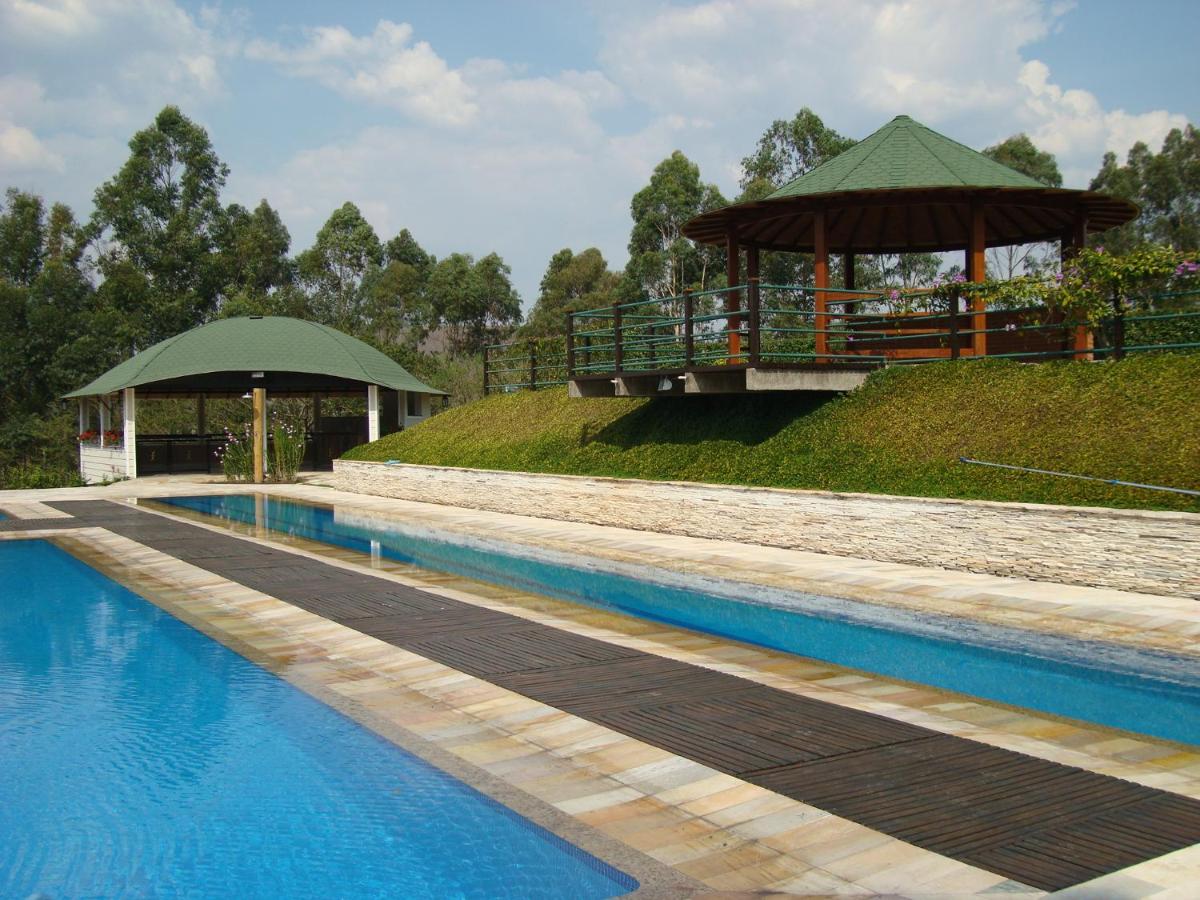 Heated swimming pool: Pousada Golden Garden