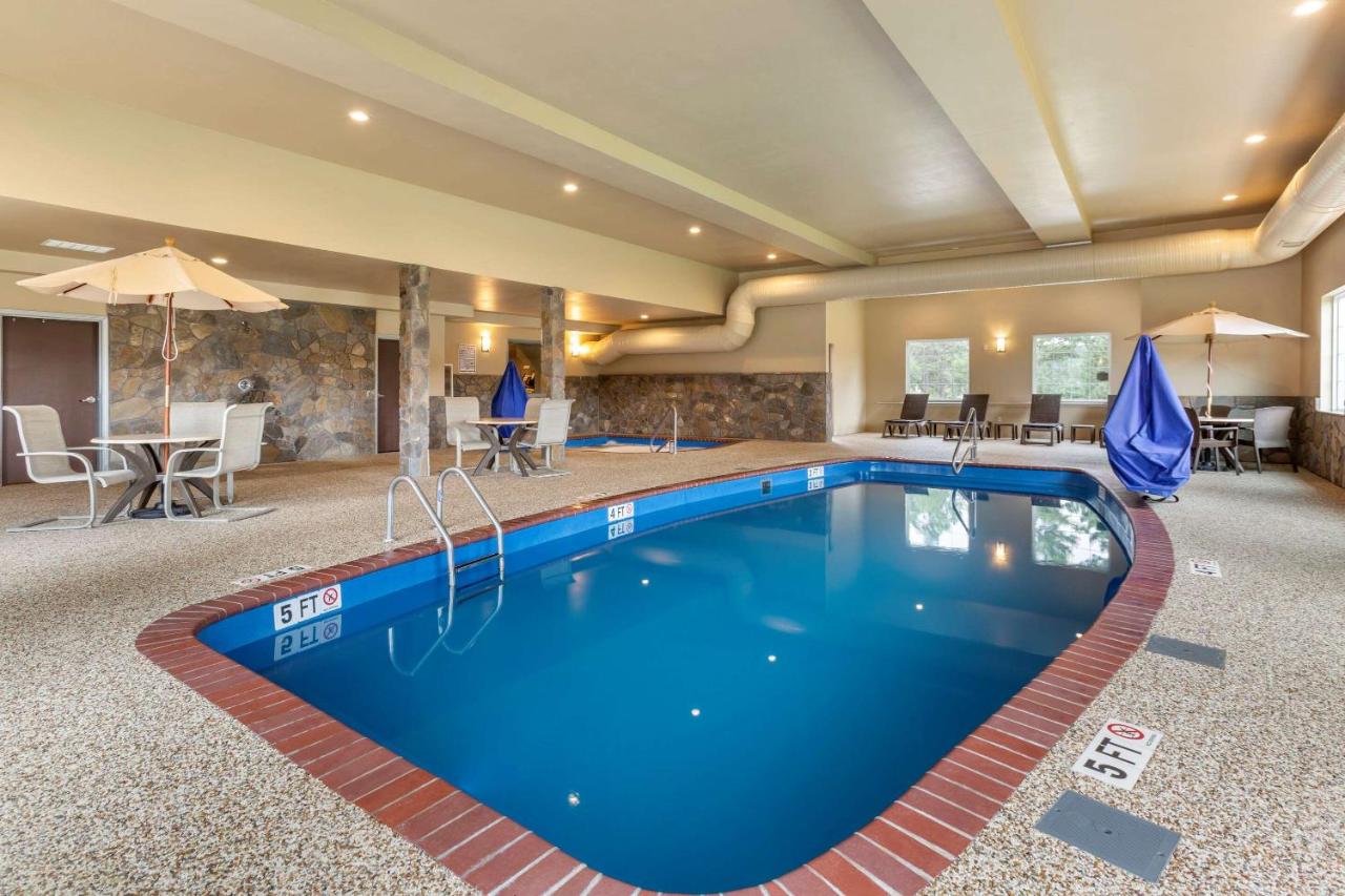Heated swimming pool: Comfort Inn & Suites Near Mt. Rushmore