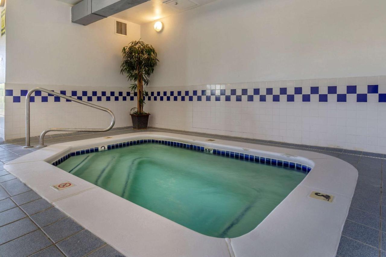 Heated swimming pool: Comfort Inn Kennewick Richland