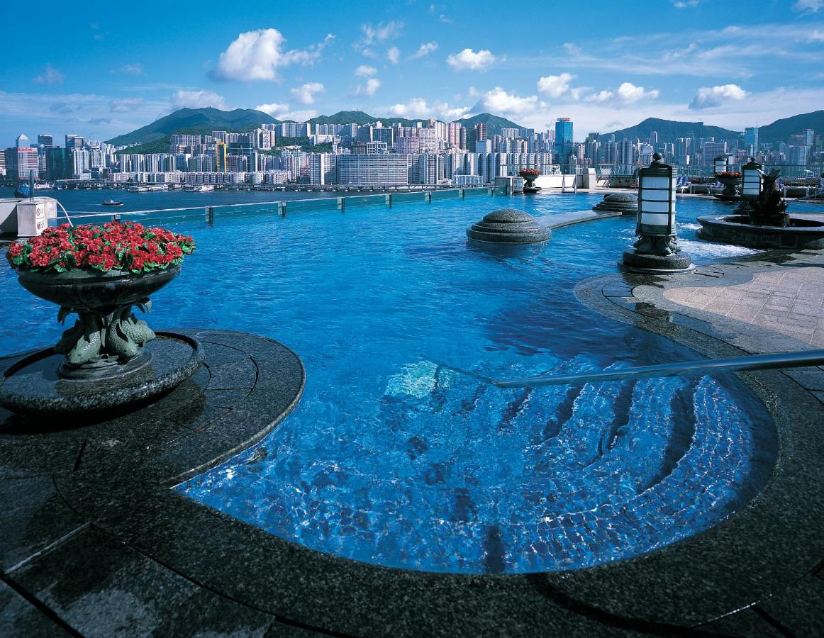 Rooftop swimming pool: Harbour Grand Kowloon