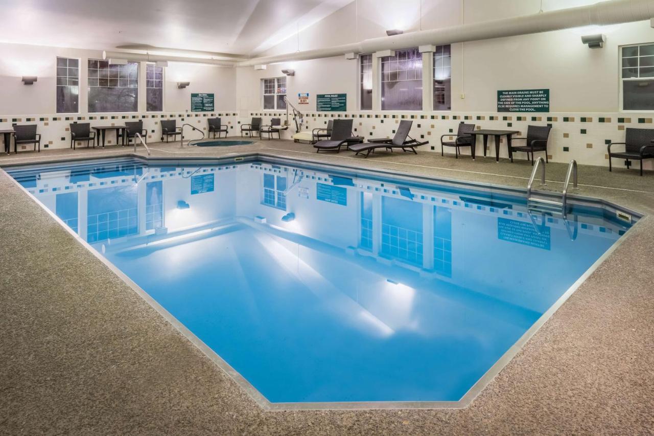 Heated swimming pool: Best Western Plus Riverfront Hotel and Suites