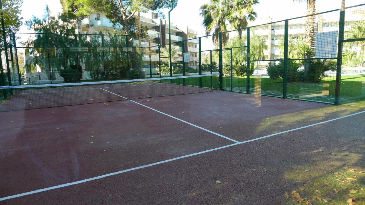 Tennis court: Saval Spa Aqquaria Family Complex