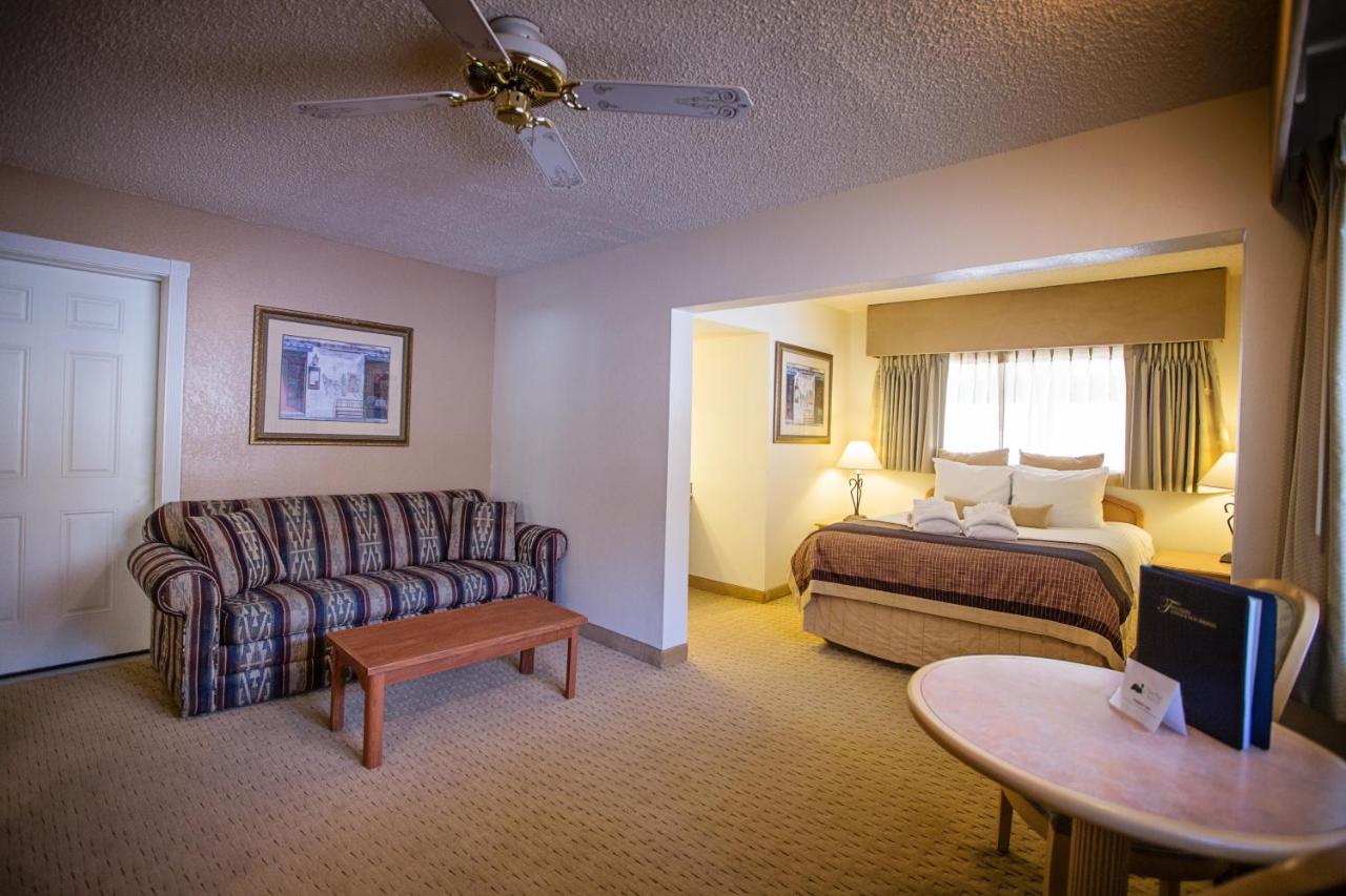 Twin Peaks Lodge & Hot Springs — photo 18