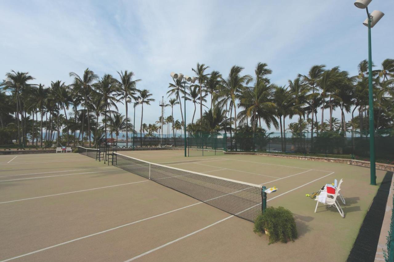 Tennis court: Grand Isla Navidad Resort