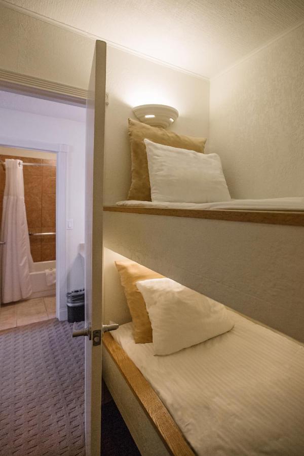 Twin Peaks Lodge & Hot Springs — photo 22