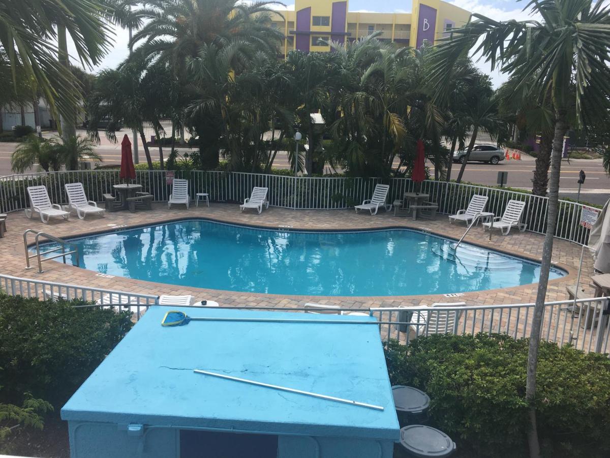 Heated swimming pool: Bayside Inn and Marina