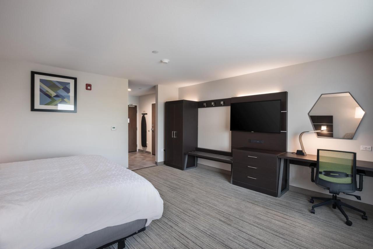 Фото Holiday Inn Express & Suites Chicago - Hoffman Estates, an IHG Hotel