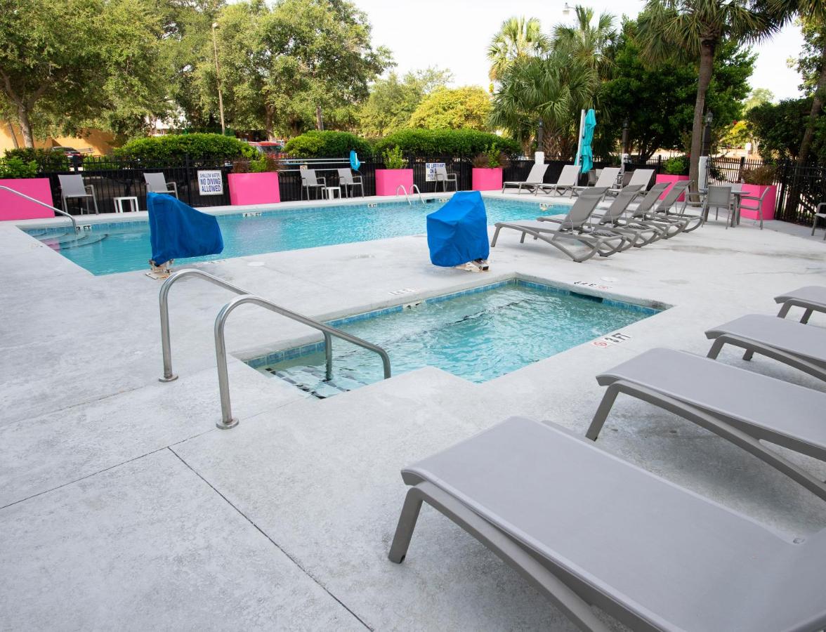 Heated swimming pool: Aqua Beach Inn