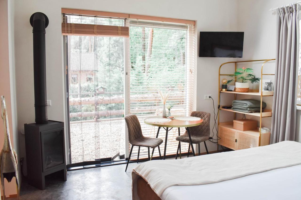 Een bed of bedden in een kamer bij ForRest Suites