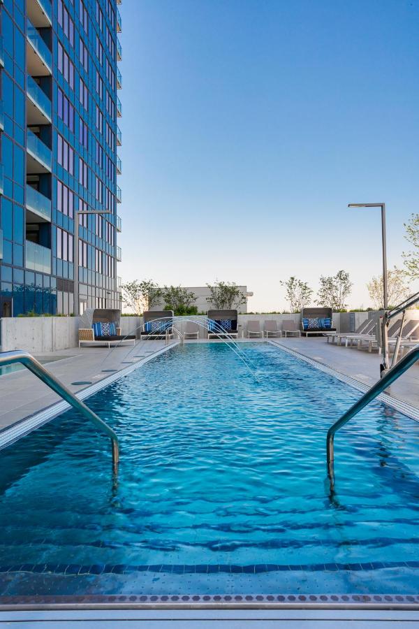 Heated swimming pool: Level Chicago - Old Town