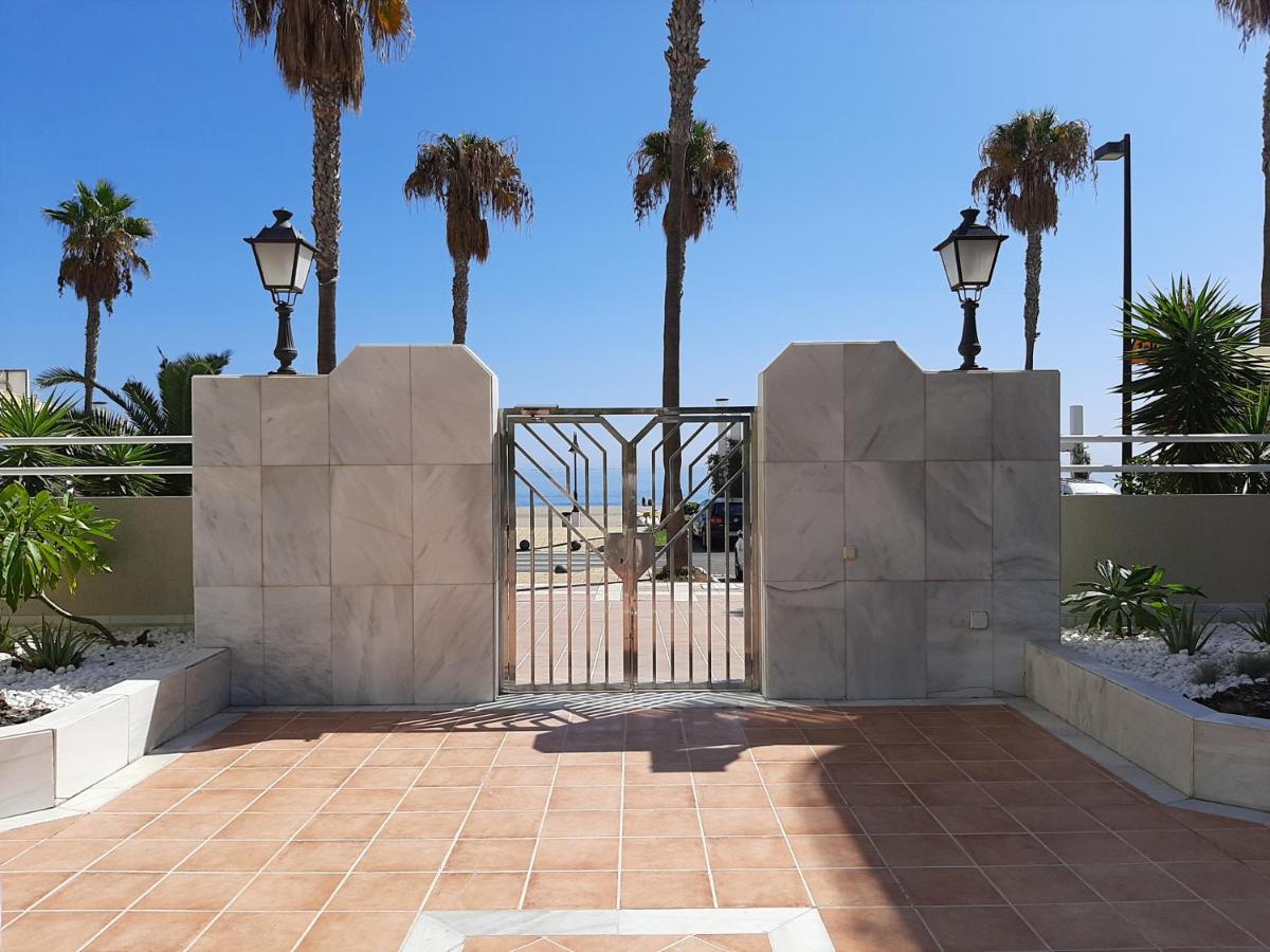 Apartamentos LOLA y MANUELA en primera línea playa Carihuela ...
