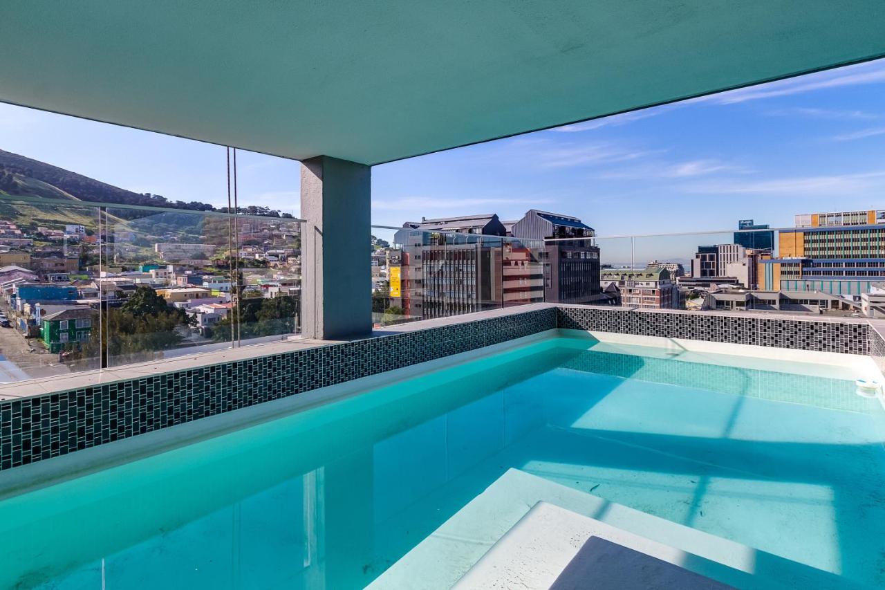 Rooftop swimming pool: Eclectic Blue City View Apartment