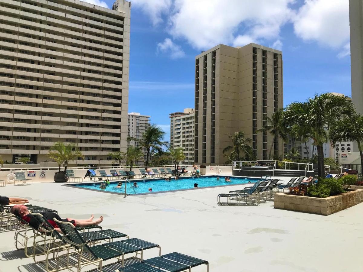 Heated swimming pool: Beautiful 28th Floor Waikiki Condo with Mountain Views, Parking, WiFi - Close to Beach