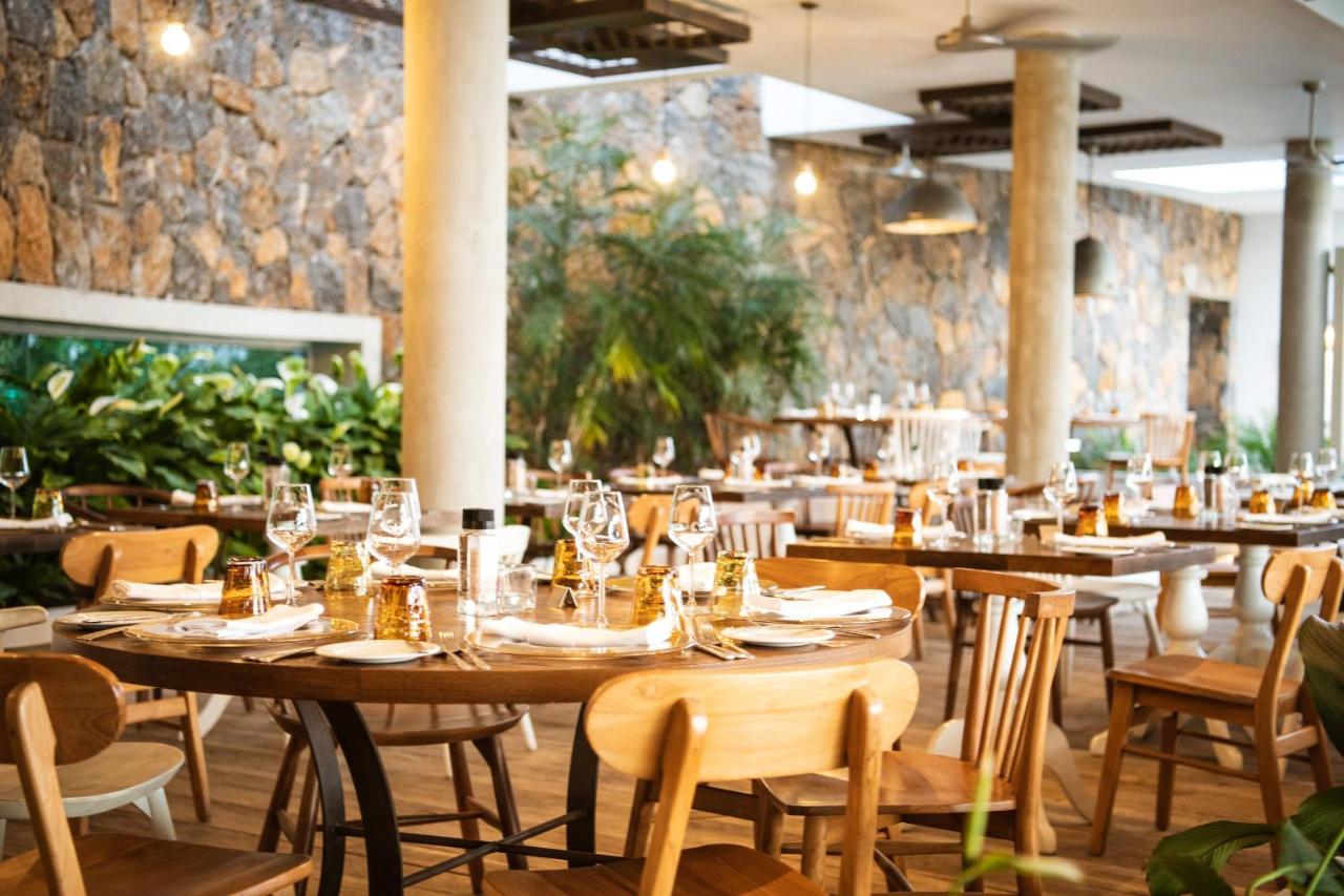 Victoria Beachcomber Resort & Spa - 4