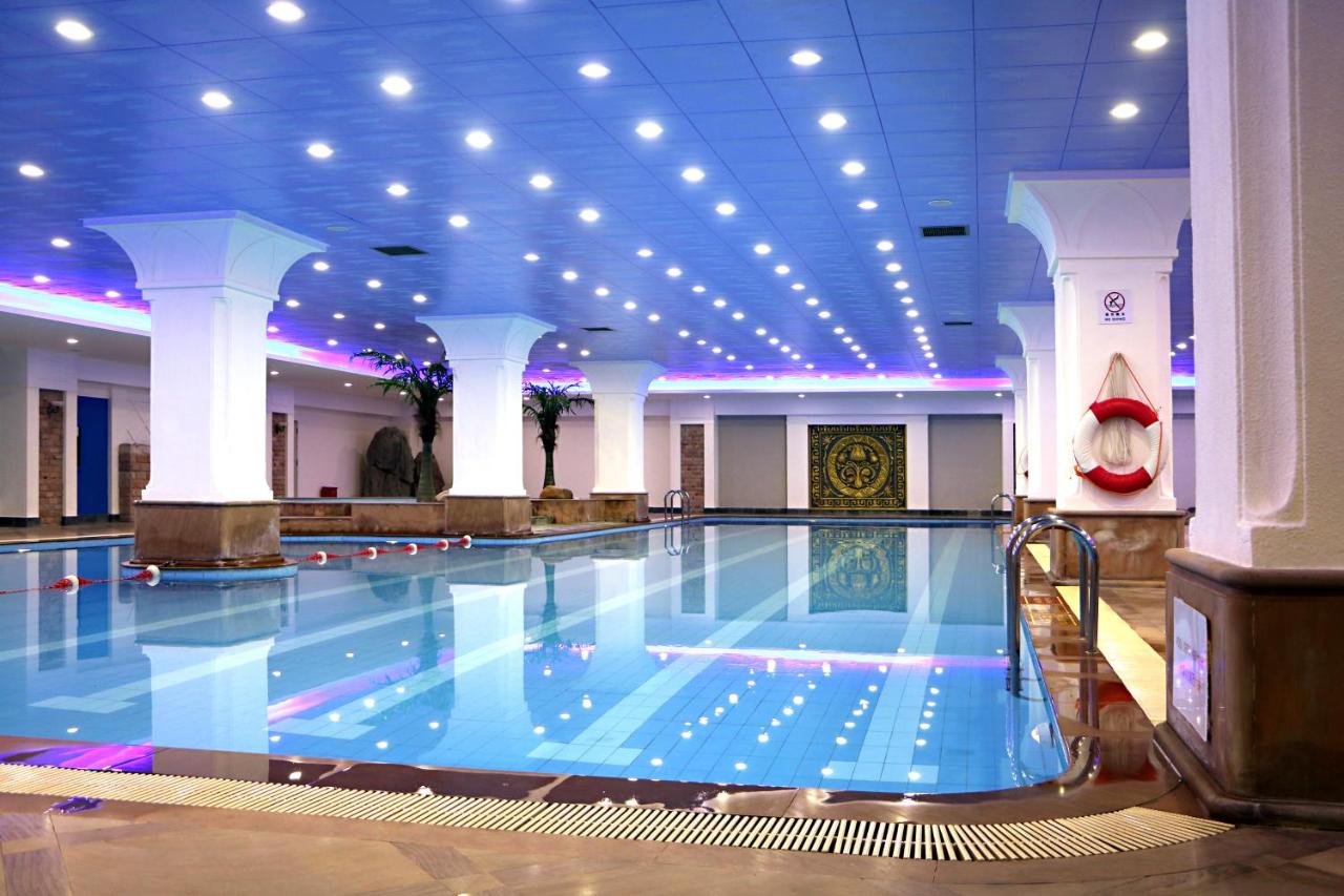 Heated swimming pool: Holiday Inn Shenzhen Donghua, an IHG Hotel