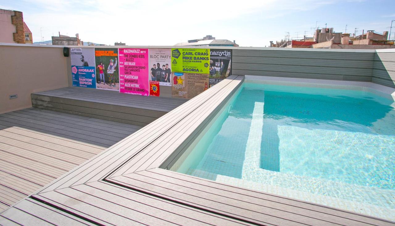 Rooftop swimming pool: Sant Jordi Hostels Rock Palace