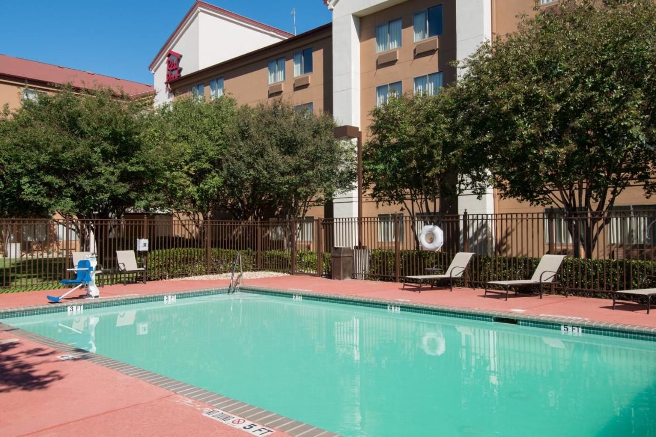 Heated swimming pool: Red Roof Inn PLUS+ Austin South