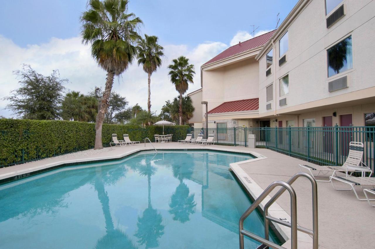 Heated swimming pool: Red Roof Inn PLUS+ West Palm Beach