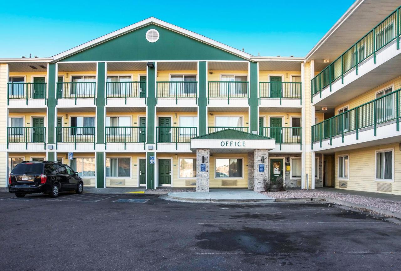 Image: HomeTowne Studios by Red Roof Colorado Springs - Airport