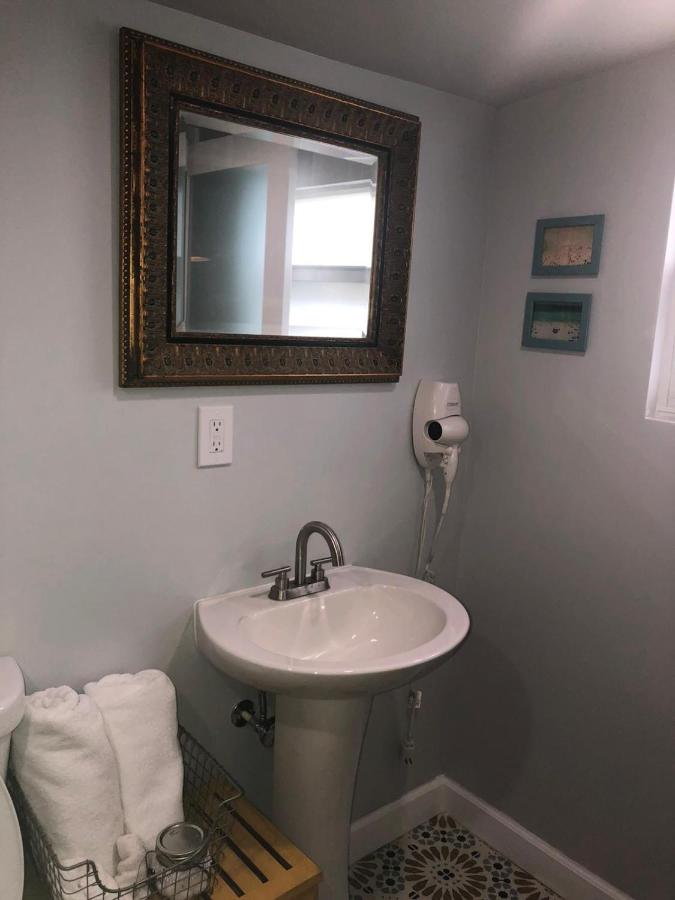 Private Studio Cabin steps from Calle 8 - 3