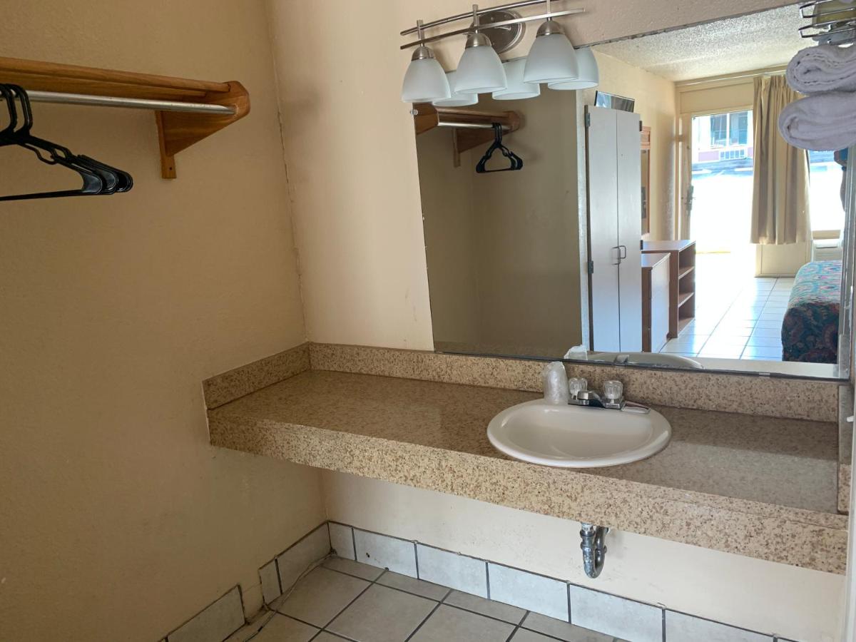 Budget Inn — photo 15