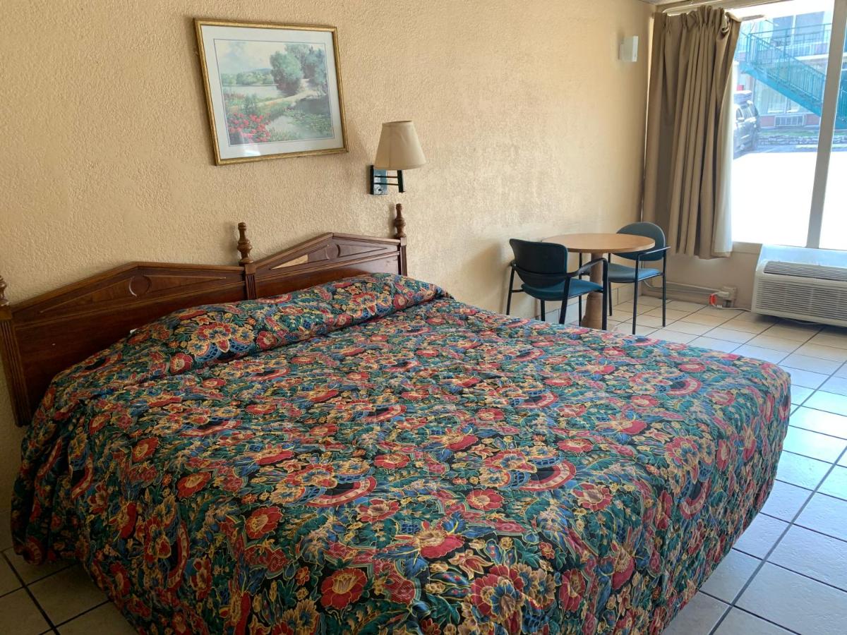 Budget Inn — photo 17