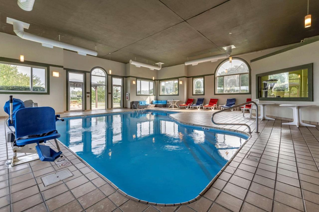 Heated swimming pool: Comfort Inn & Suites Butler