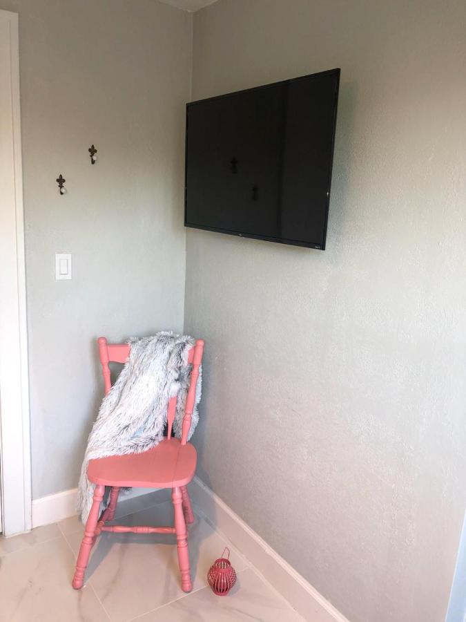 Cozy Aqua Private Suite with Parking - 5