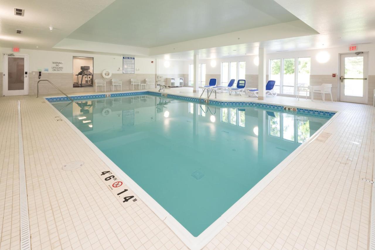 Heated swimming pool: Holiday Inn Express & Suites - Michigan City, an IHG Hotel