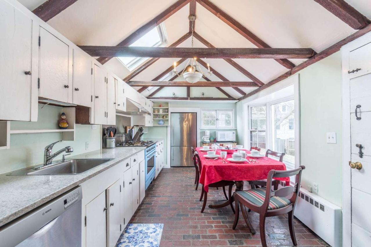 {{ hotelInfo.altText }}